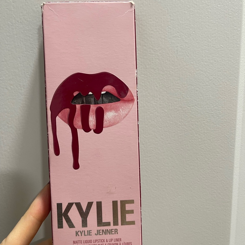 Kylie Jenner Matte Lip Liner and Lipstick in Bite Me Matte 403